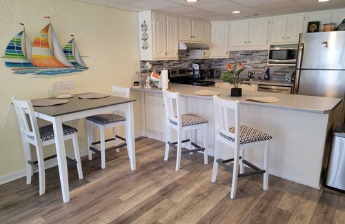 Bel Air Condominio | Sugar Beach condo steps away from the ocean