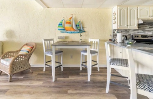 Bel Air Condominio | Sugar Beach condo steps away from the ocean