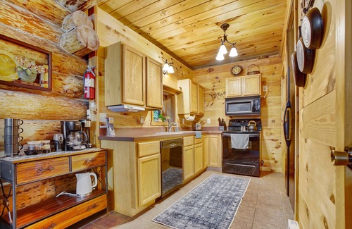 Huntingdon Cabina | Sugar Grove Log Cabin | HOT TUB + Fire Pit!