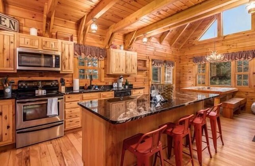 Sugar Grove Cabina | Sugar Grove Retreat - Hot Tub - Hocking Hills!