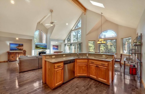 Pioneer Trail Casa | Sugar Pine - Amplio, excelente ubicación, bañera de hidromasaje, patio grande, 4BD / 2. 5BA