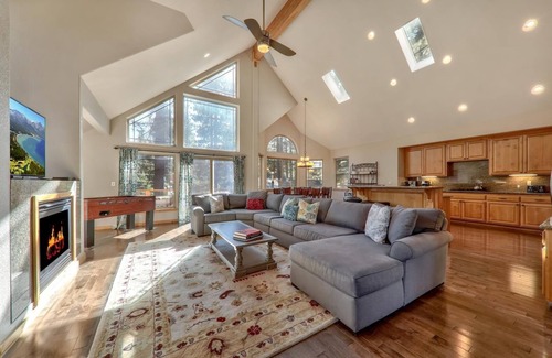 Pioneer Trail Casa | Sugar Pine - Amplio, excelente ubicación, bañera de hidromasaje, patio grande, 4BD / 2. 5BA
