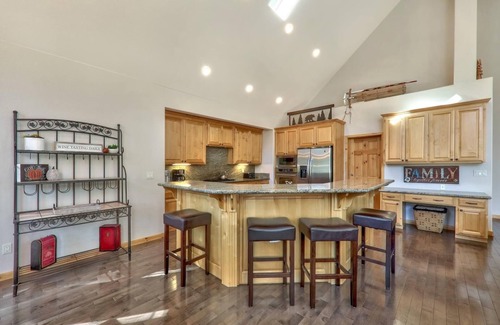 Pioneer Trail Casa | Sugar Pine - Amplio, excelente ubicación, bañera de hidromasaje, patio grande, 4BD / 2. 5BA