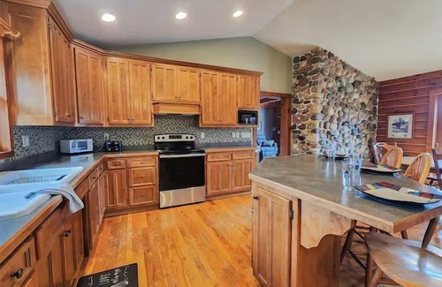 Brodhead Cabina | Sugar River Retreat - 50 acres - Seclusion!