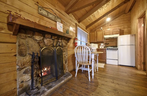 Broken Bow Cabina | Sugarberry Shack - 1 Bedroom Honeymoon Cabin Whip Poor Will Resort!