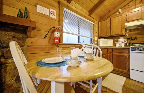 Broken Bow Cabina | Sugarberry Shack - 1 Bedroom Honeymoon Cabin Whip Poor Will Resort!