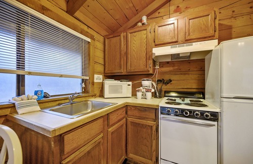 Broken Bow Cabina | Sugarberry Shack - 1 Bedroom Honeymoon Cabin Whip Poor Will Resort!