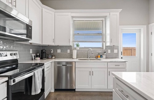Youngsville Casa | Sugarcane House KING Beds Near Sports Complex Luxe