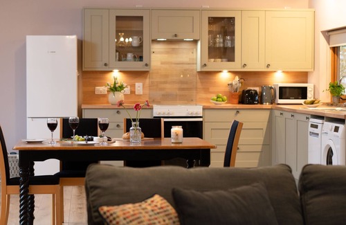 Kincraig Cabaña | Suidhe Garden Cottage - a cottage that sleeps 6 guests in 3 bedrooms