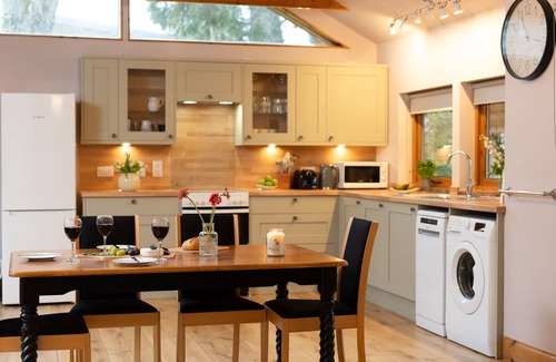 Kincraig Cabaña | Suidhe Garden Cottage - a cottage that sleeps 6 guests in 3 bedrooms