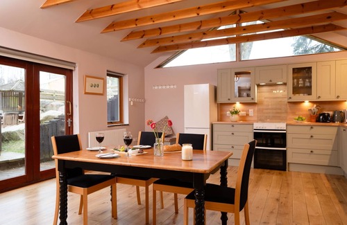 Kincraig Cabaña | Suidhe Garden Cottage - a cottage that sleeps 6 guests in 3 bedrooms