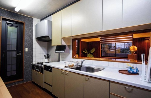 Izumisano Casa | 6 bedroom house / Izumisano Ōsaka