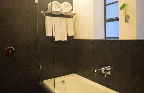 Fort Kochi Apartamento | Suite 1 King bedroom at Malabar House