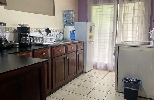 San Pedro Sula Apartamento | Suite 2 hab, 2 baños, 3 camas, sala, comedor, cocina, sofá cama y parqueo.