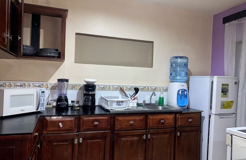 San Pedro Sula Apartamento | Suite 2 hab, 2 baños, 3 camas, sala, comedor, cocina, sofá cama y parqueo.