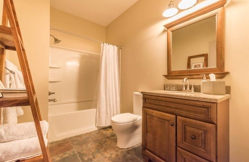 Glendale Casa | Suite 2 - Quiet and private accommodations in a country setting.