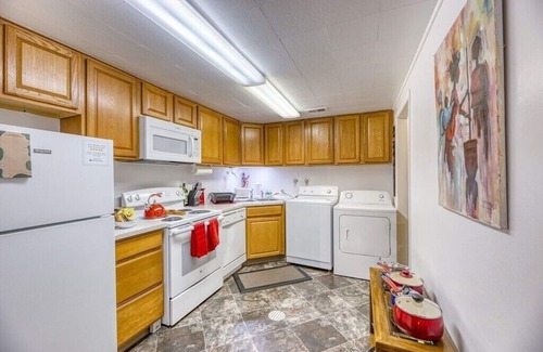 Edgewater Apartamento | Suite 35B Boutique Medical Housing | Yard for Pets