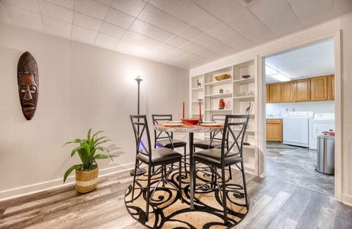 Edgewater Apartamento | Suite 35B Boutique Medical Housing | Yard for Pets
