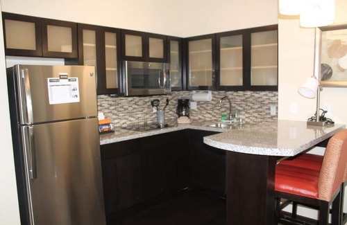 Bressi Ranch Condominio | Suite 4-Mins from Airport | Fitness Center + Pool