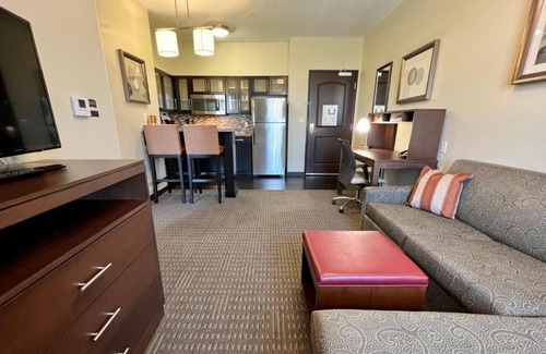 Bressi Ranch Condominio | Suite 4-Mins from Airport | Fitness Center + Pool