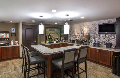 Bressi Ranch Condominio | Suite 4-Mins from Airport | Fitness Center + Pool