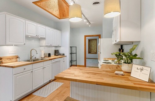 Lake Geneva Apartamento | Suite 725 on Main |Recently Face-Lifted |Walkable Dwntwn Condo |Parking |Dining |Nightlife |Shopping