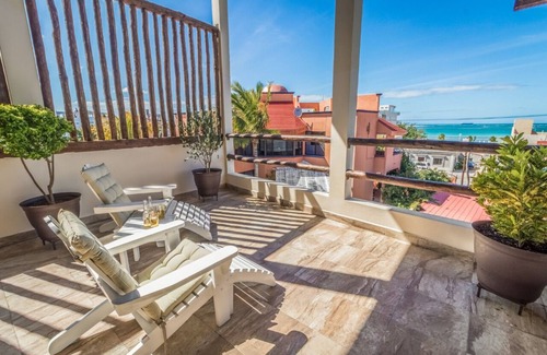 Esterito Cama Y Desayuno | Suite Arlena, Lujo y confort cerca del malecon con desayuno incluido.