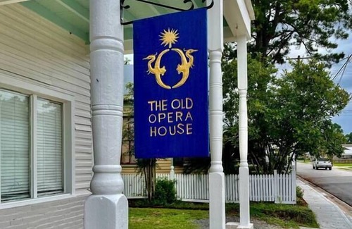 Breaux Bridge Apartamento | Suite at the Opera House