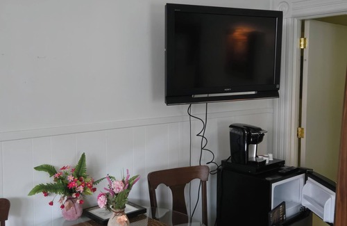 Queens Apartamento | Suite B Downtown Liverpool studio apartment with WiFi and AC ; pet friendly