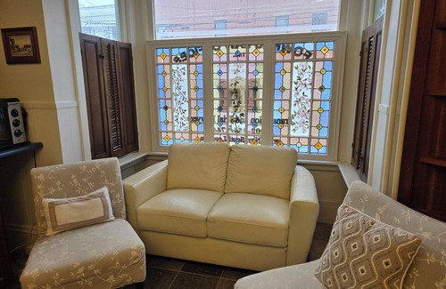 Queens Apartamento | Suite B Downtown Liverpool studio apartment with WiFi and AC ; pet friendly