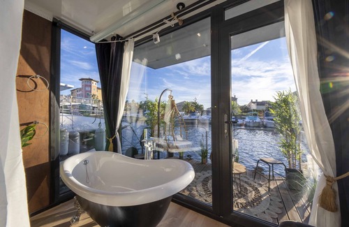 Frejus Plage Alquiler De Eote | Suite Bali : Cocon d'amour avec Baignoire « Patte de Lion » (Port Fréjus)