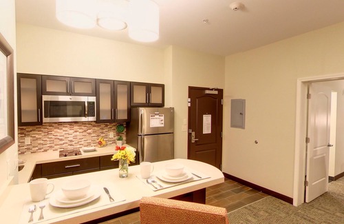 Bryant Pattengill West Condominio | Suite Close to U of M | Indoor Pool + Business Ctr