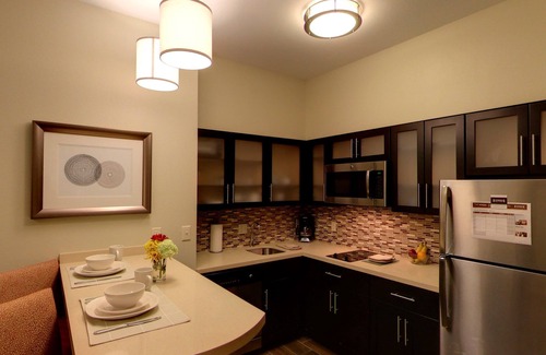 Bryant Pattengill West Condominio | Suite Close to U of M | Indoor Pool + Business Ctr