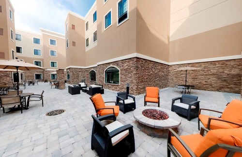 Bryant Pattengill West Condominio | Suite Close to U of M | Indoor Pool + Business Ctr