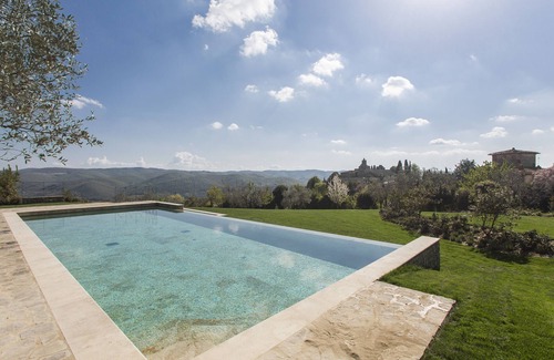 Pieve di Panzano Apartamento | Suite Conca d'Oro Panzano in Chianti with pool access from Hotel Villa Le Barone