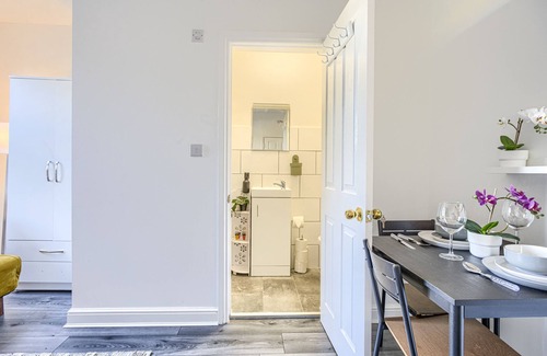 Hackney Central Apartamento | Suite-De Lujo-Baño en la habitacion-Vista al Jardín-8
