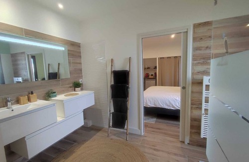 Villeneuve-les-Maguelone Cama Y Desayuno | Suite with king-size bed