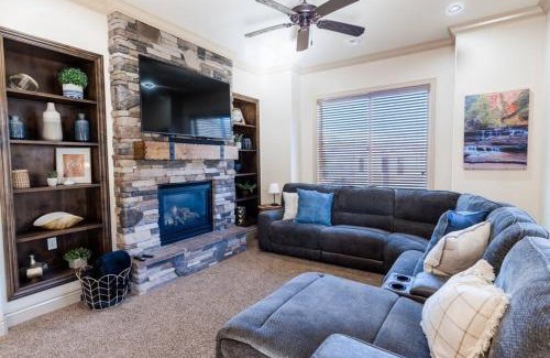St. George Casa | Suite Retreat with Pool Spa Gym and Tennis Court