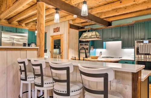 Sapphire Cabina | Suite Sixteen - Spacious Lodge Vibe - nestled within Burlingame