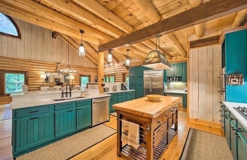 Sapphire Cabina | Suite Sixteen - Spacious Lodge Vibe - nestled within Burlingame