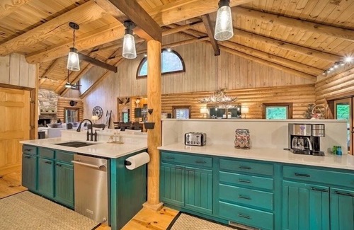 Sapphire Cabina | Suite Sixteen - Spacious Lodge Vibe - nestled within Burlingame