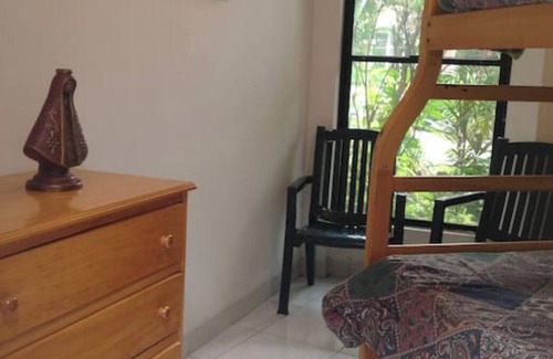 Samborondón Casa | Suite, Jardín Tropical, Lago y Piscina.