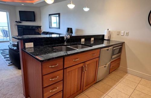 Traverse City Casa | Suite with direct view of Grand Traverse Bay