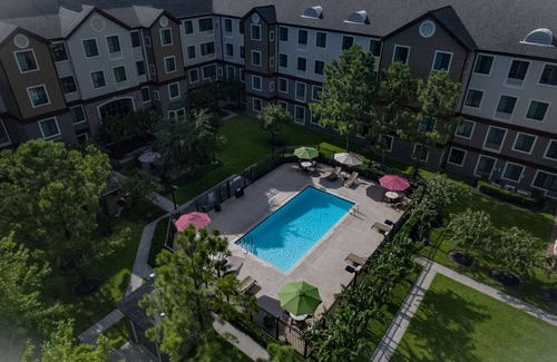 Energy Corridor Condominio | Suite con acceso a la piscina, transporte gratuito, desayuno buffet + centro de negocios las 24 horas