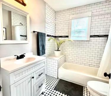 East Cesar Chavez Casa | Suite with private access by The Pearl and downtown