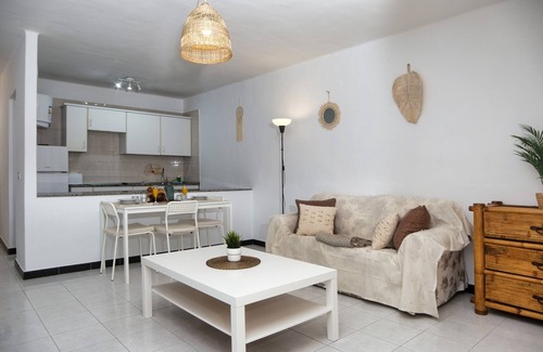 Puerto del Carmen Chalet De Esquí | Suite Zefiro - 500m de la playa, terraza, WiFi rápido