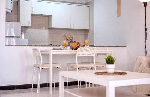 Puerto del Carmen Chalet De Esquí | Suite Zefiro - 500m de la playa, terraza, WiFi rápido
