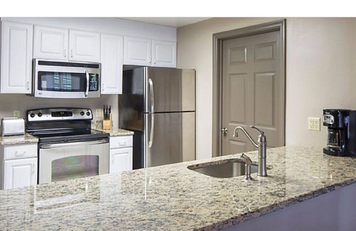 Hershey Villa | Suite de 2HAB / 2BA con chimenea, cocina completa, piscina interior / exterior Condominio C