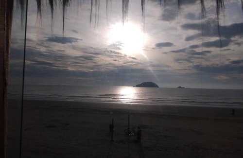 Quinta do Guarau Apartamento | Suites Pé na Areia - Frente Mar - Vista Incrível Acesso Exclusivo Para Praia!