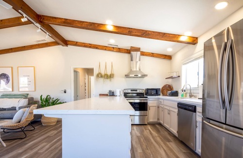 Monument Manor Casa | 🌵 Sukha Life Retreat - Beautiful Views, Close to JTNP Entrance w/Hot Tub 🌵